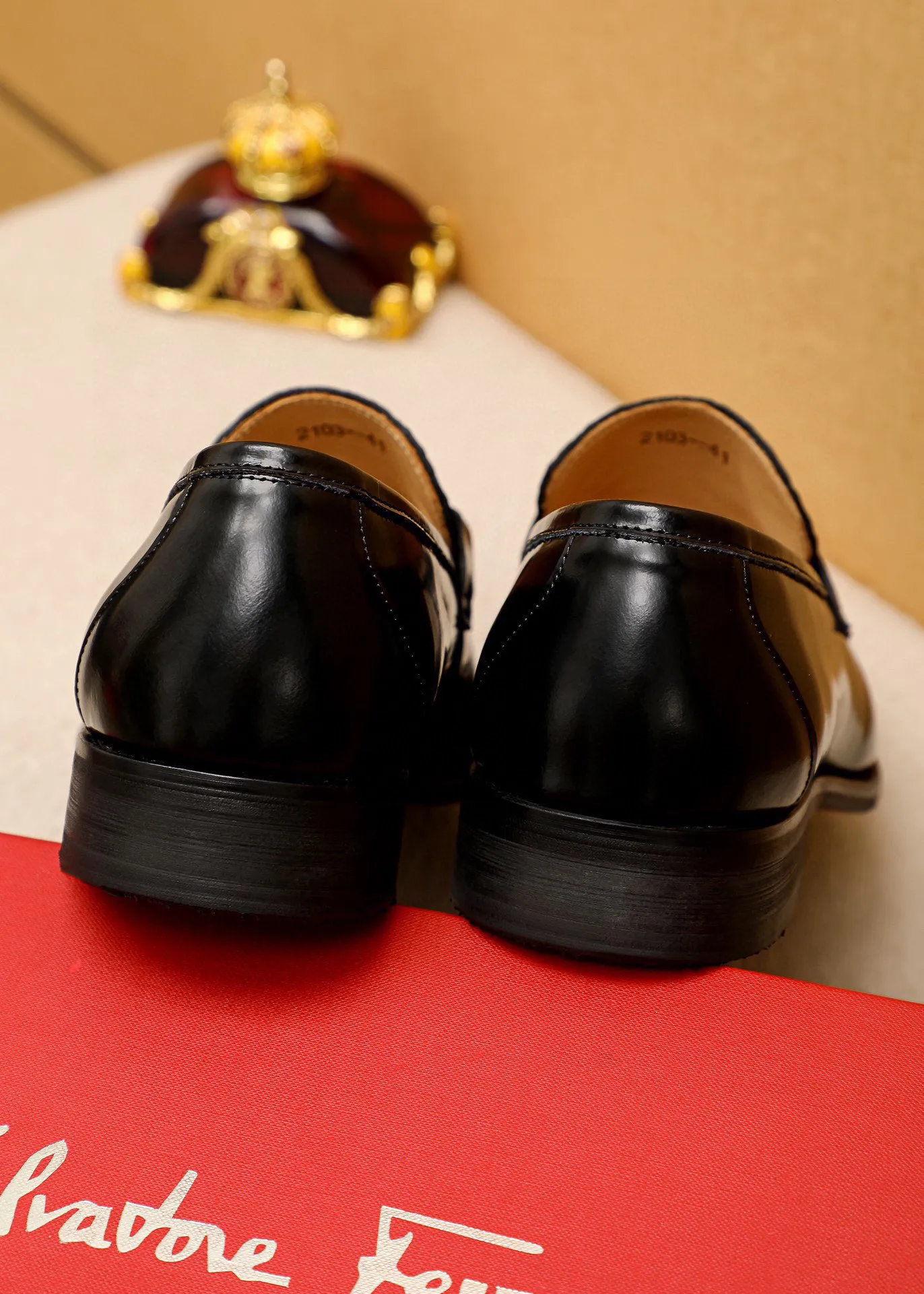 Men's shoes 💰460 💐 Product trademark: Ferragamo "Ferragamo" casual leather shoes Regular size: 38-44 (custom-made for 45🉑️) Product materials: Selected imported first-layer calfskin embossed upper + original hardware buckle, imported water-dyed cowhide leather lining. Strong three-dimensional visual effect, combined outsole Color: 1⃣️color optional